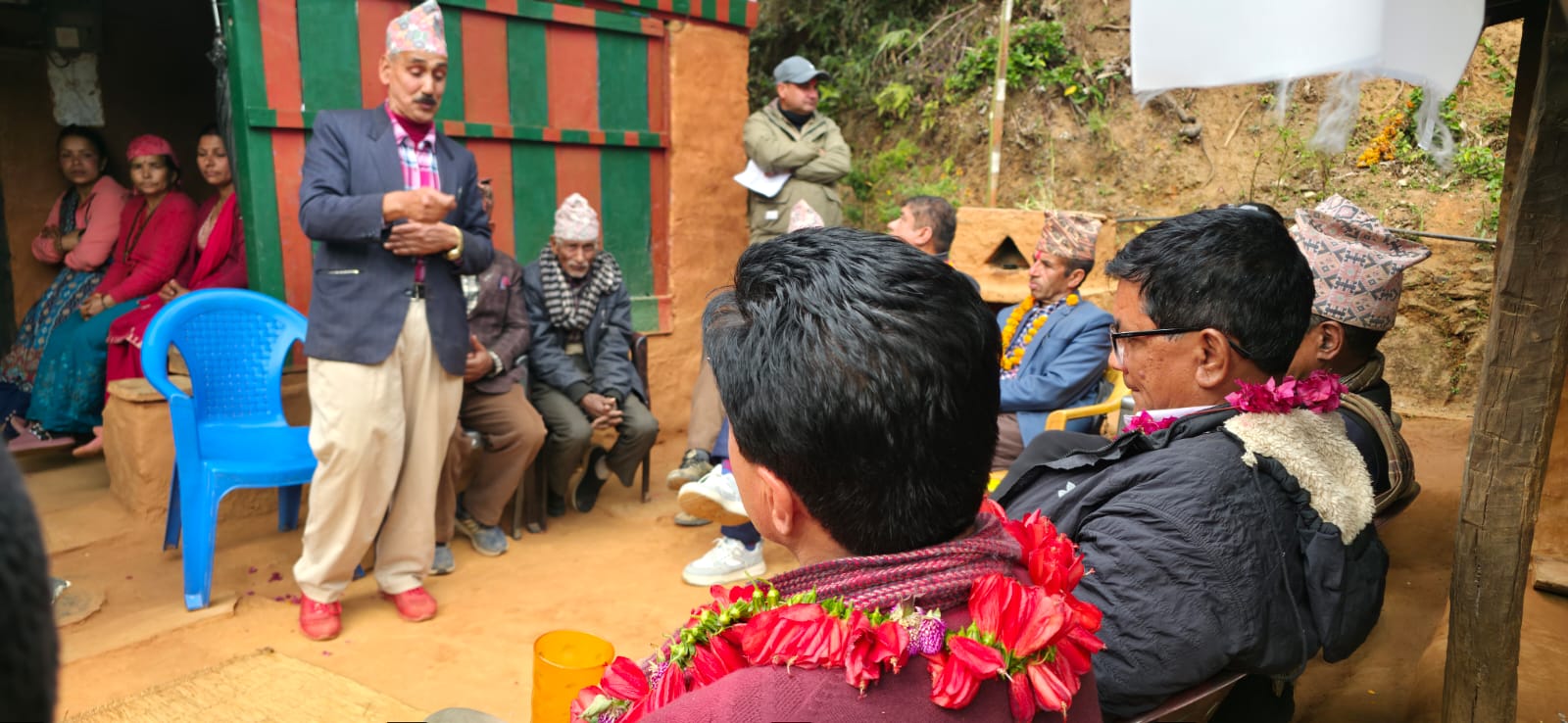 तस्बिर : आशा, खुशी र गुनासा पोख्दै मुसिकोट नगरपालिका-रङनामका कृष्ण गिरी ।