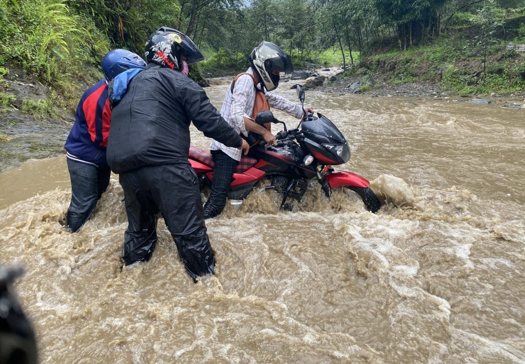 घमिर खोलामा पुल नहुँदा यसरी सास्ती भोग्दै आएका थिए सर्वसाधरणहरु । फाईल तस्वीर